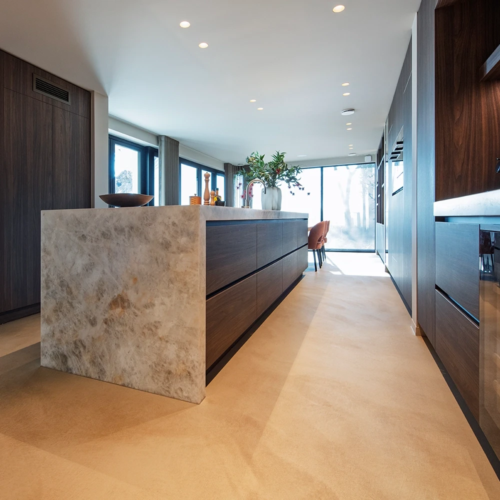 Inspiratie betonlook gietvloer in woonkeuken (kleur Fossil) Inspiratie betonlook gietvloer in woonkeuken (kleur Fossil)