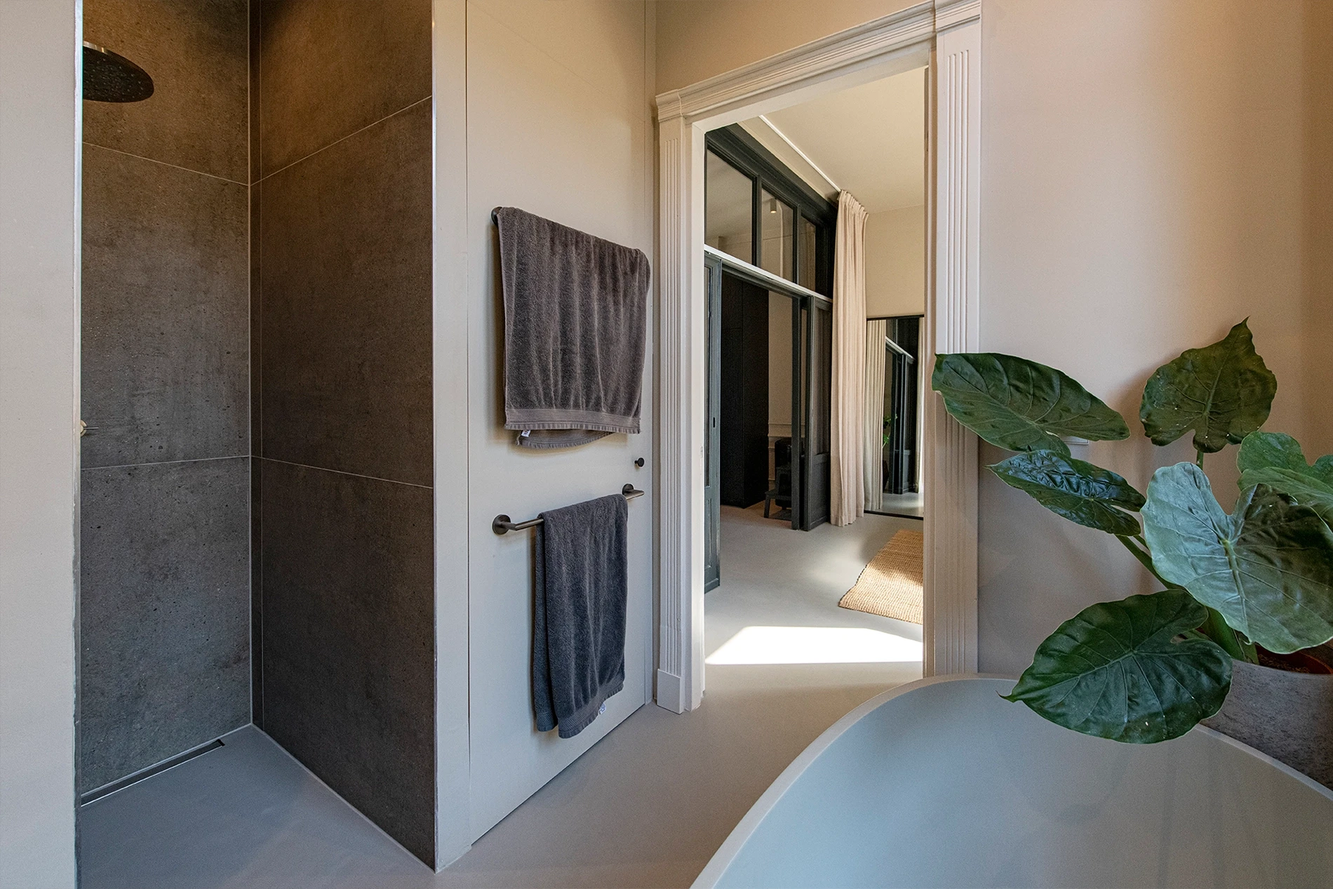 Een gietvloer in de badkamer in Amsterdams appartement | Romar-Voss Floor Systems