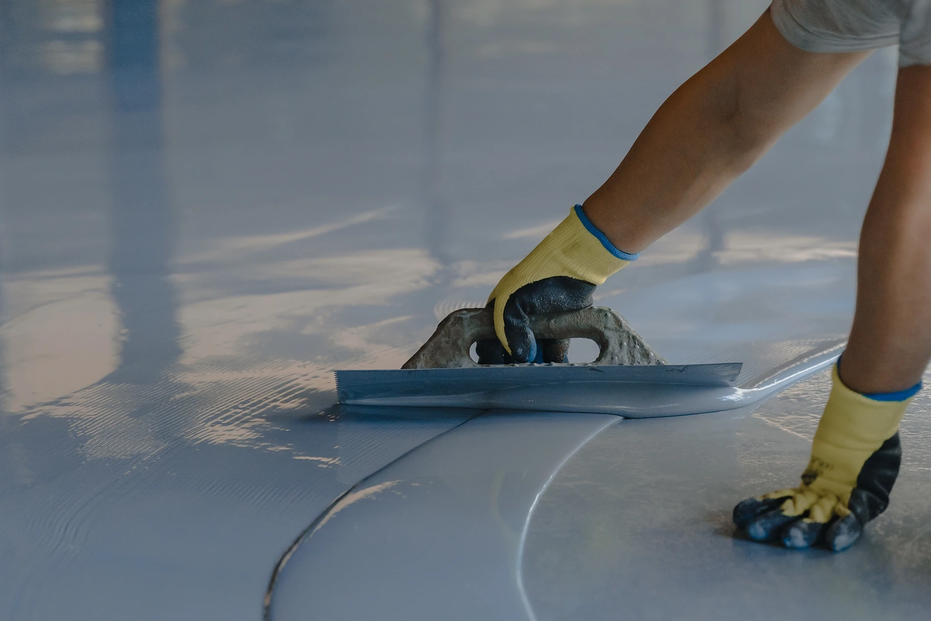 Vloercoating aanbrengen | Romar-Voss Floor Systems